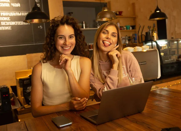 Dois Amigos Irmãs Felizes Conversando Conversando Uma Cafeteria — Fotografia de Stock