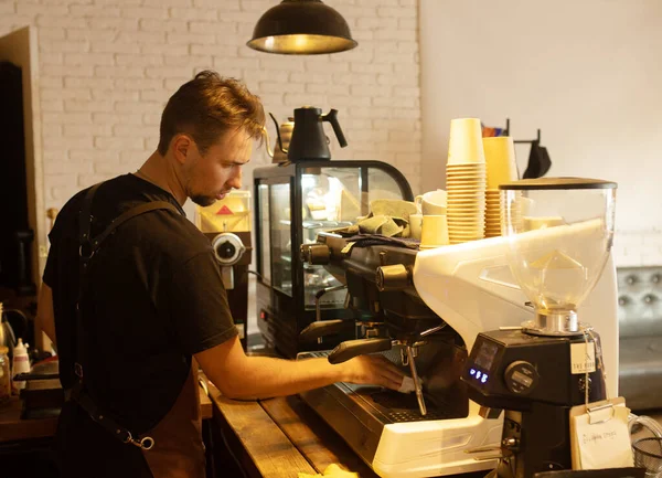 Barista Preparar Café Café — Fotografia de Stock