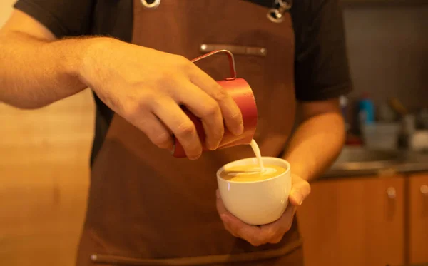 Mãos Derramando Leite Fazendo Arte Latte Café — Fotografia de Stock
