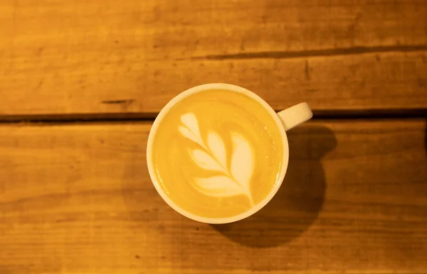 Kopi Latte Lezat Dengan Desain Bunga Atas Meja Kayu — Stok Foto