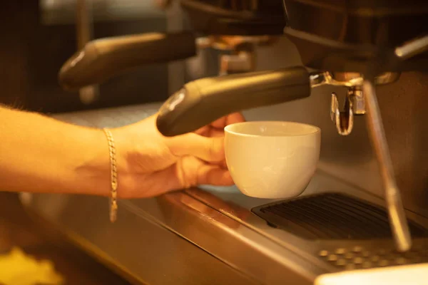 Processo Preparação Cerveja Xícara Branca Café Expresso Americano — Fotografia de Stock