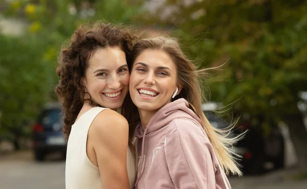 Portrait Two Smiling Girlfriends Outdoor — Stock Photo, Image