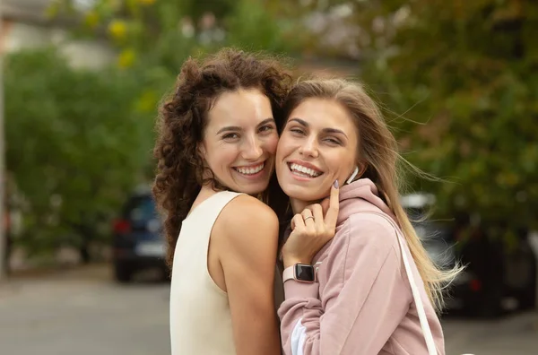 Portret Dwóch Uśmiechniętych Dziewczyn Świeżym Powietrzu — Zdjęcie stockowe