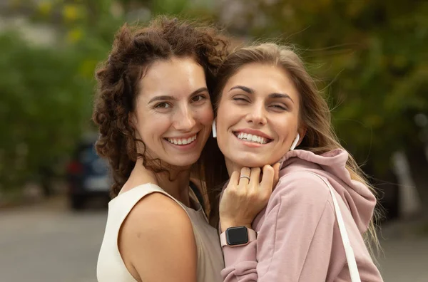 Portret Van Twee Lachende Vriendinnen Buiten — Stockfoto