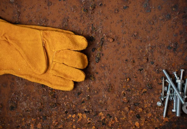 Guantes Con Tuercas Pernos Sobre Fondo Oxidado — Foto de Stock