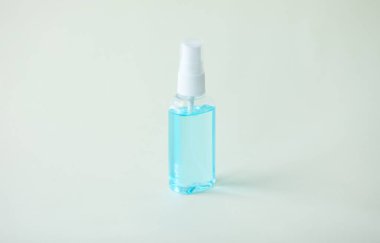 Arka planda plastik şişede antiseptik ve fotokopi alanı