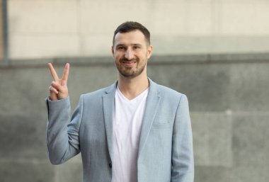 Genç havalı adam zafer jesti.