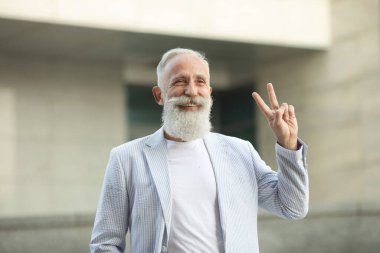 Merhaba, Hoşgeldin Sakalı Günlük Kıdemli Adam Dışarıda Bekliyor.