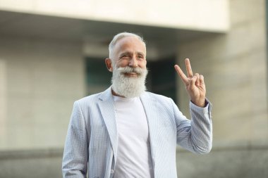 Merhaba, Hoşgeldin Sakalı Günlük Kıdemli Adam Dışarıda Bekliyor.