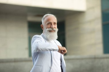 Merhaba, Hoşgeldin Sakalı Günlük Kıdemli Adam Dışarıda Bekliyor.