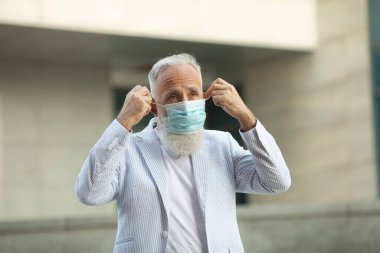 Tıbbi maske takan son sınıf öğrencisinin portresi. Coronavirus konsepti. Solunum koruması. Covid 19.