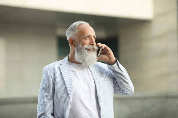 Hombre Viejo Excitado Chaqueta Con Pelo Blanco Barba Hablando Por — Foto de Stock