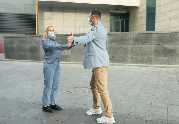 Mann Und Frau Tragen Schutzmasken Die Voneinander Entfernt Stehen Und — Stockfoto