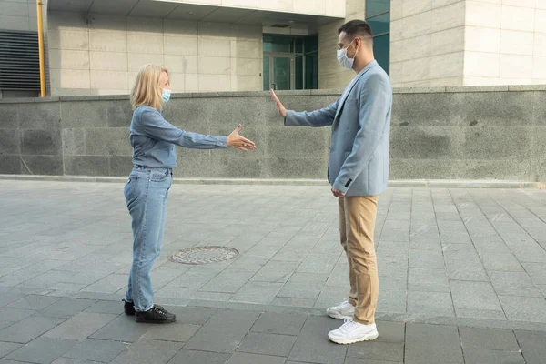 Muž Žena Ochranných Obličejových Maskách Stojí Sebe Udržují Sociální Odstup — Stock fotografie