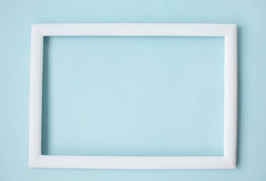 Mavi kopya alanı arkaplanındaki beyaz çerçeve