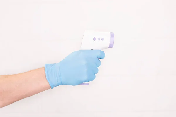 Doktor Beyaz Arka Planda Dijital Kızılötesi Bir Termometre Tutuyor — Stok fotoğraf