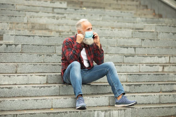 Skyddsmask Viktigast För Äldre Människor Bearded Senior Man Använder Telefon — Stockfoto