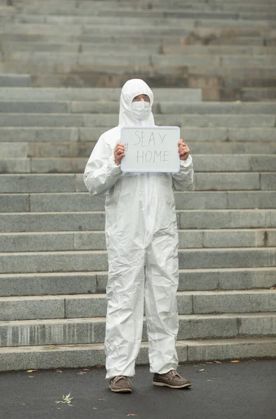 Dottore Costume Protettivo Maschera Medica Viso Piedi Sulla Strada Chiede — Foto Stock