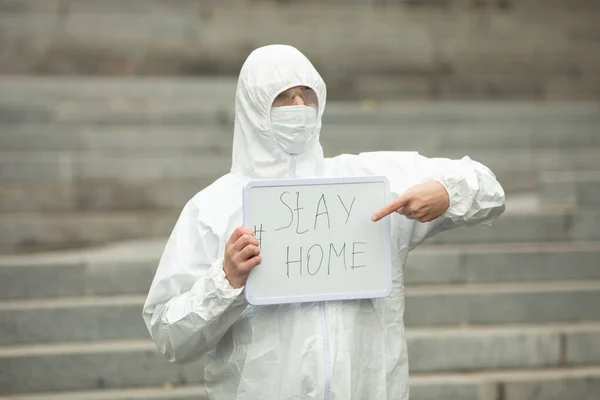 Dottore Costume Protettivo Maschera Medica Viso Piedi Sulla Strada Chiede — Foto Stock