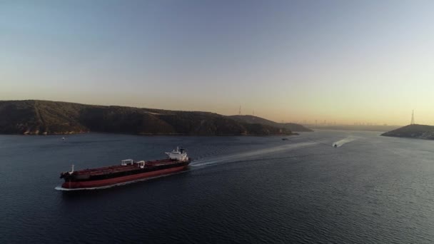 Вид с воздуха на контейнерное судно в Босфоре — стоковое видео