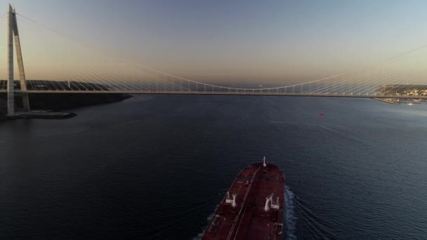 Flygbild av containerfartyg i Bosporen — Stockvideo