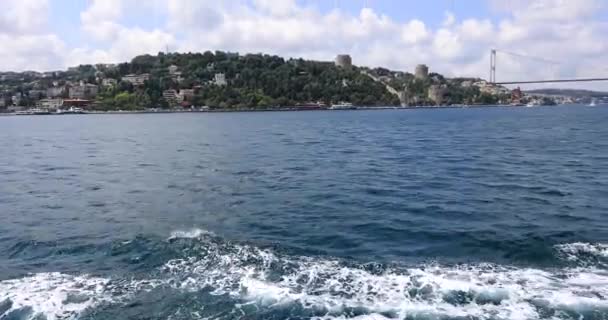 Utsikt över Bosporen med Fatih Sultan Mehmet-bron i Istanbul — Stockvideo