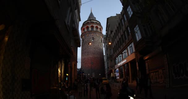 Uma vista da antiga torre de Galata à noite — Vídeo de Stock