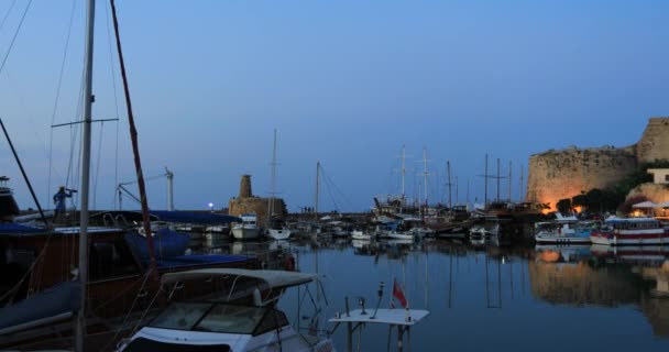Uitzicht op de haven van Kyrenia bij zonsondergang — Stockvideo