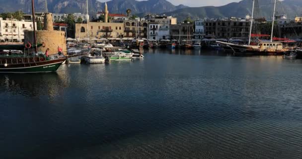 A kilátás a Kyrenia Harbor naplementekor idő — Stock videók