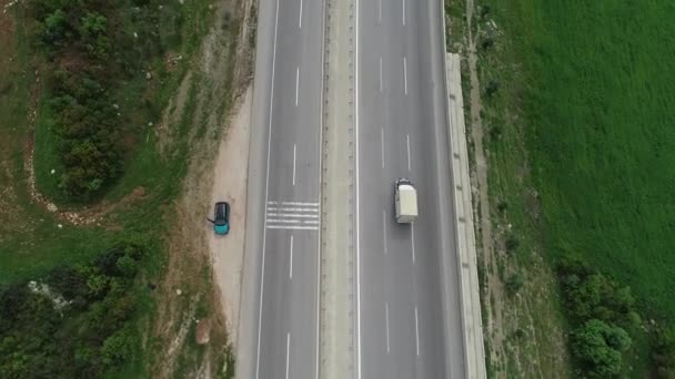Letecký pohled na zelené louky a silnice — Stock video