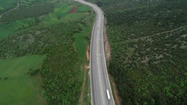 Vista aérea de campos verdes y carreteras — Vídeos de Stock