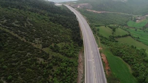 Letecký pohled na zelené louky a silnice — Stock video
