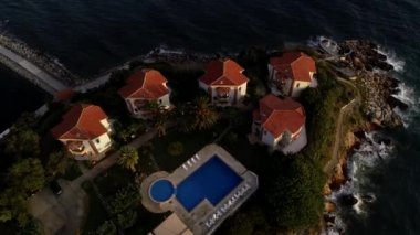 Denize yakın havuzlu büyük lüks evlerin havadan görünümü