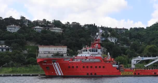 Fire fighting boat of the Turkish Professional Fire Brigade — Stock Video