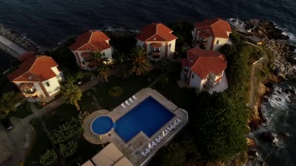 Vista aérea de las grandes casas de lujo con piscina cerca del mar — Vídeo de stock