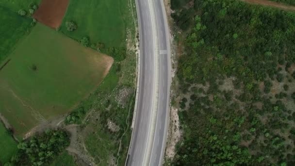 Vista aérea de campos verdes y carreteras — Vídeo de stock