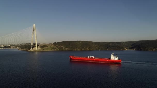 Vista aérea del buque portacontenedores en el Bósforo — Vídeos de Stock