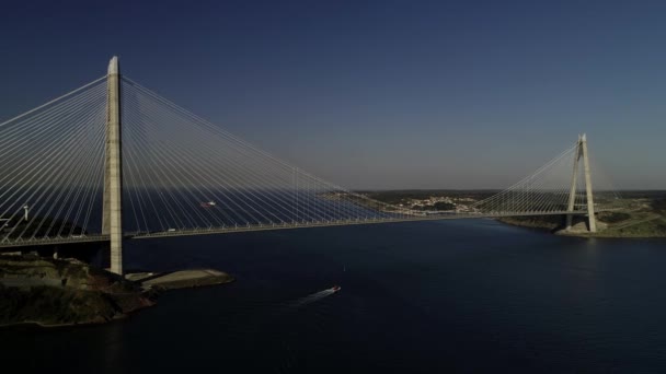 Luchtfoto van de Bosporus met brug — Stockvideo