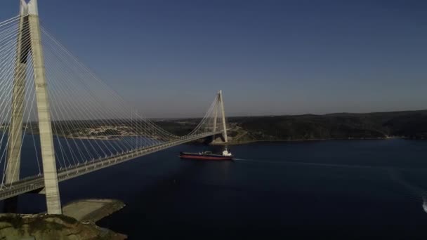 Вид с воздуха на контейнерное судно в Босфоре — стоковое видео