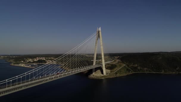 Luchtfoto van de Bosporus met brug — Stockvideo