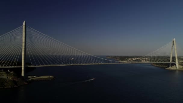 Luchtfoto van de Bosporus met brug — Stockvideo