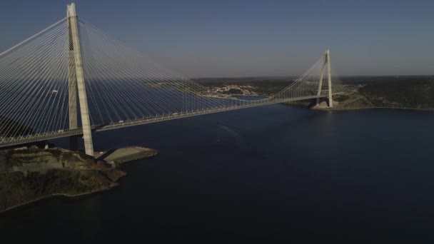 Вид с воздуха на босфор с мостом — стоковое видео