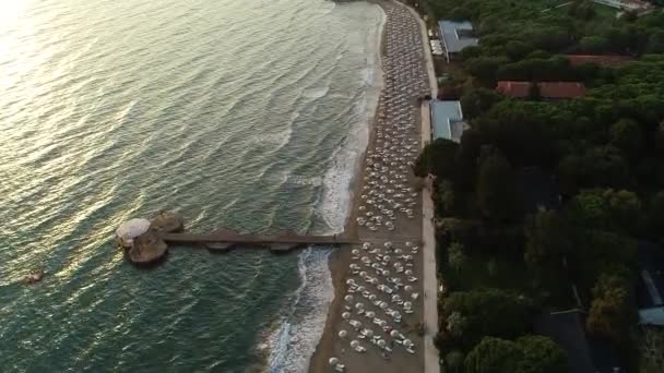 Uitzicht vanuit de lucht op prachtig strand — Stockvideo