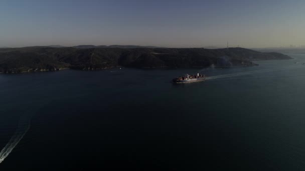 Luftaufnahme eines Containerschiffs im Bosporus — Stockvideo