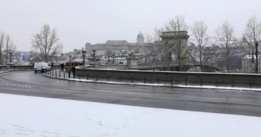 Kış aylarında Zincir köprü trafiğinin görünümü