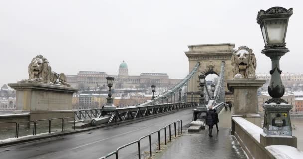 Una vista del tráfico de Chain Bridge en invierno — Vídeo de stock