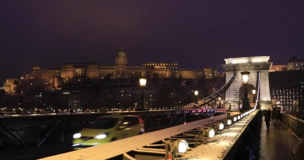 Вид на Цепной мост и замок Буда ночью — стоковое видео
