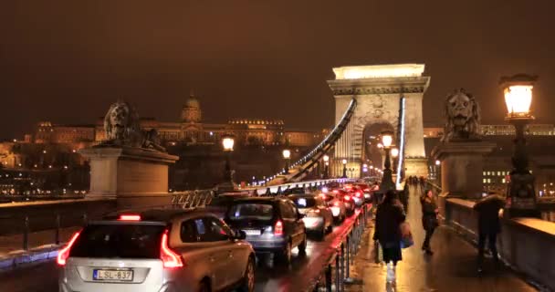 Gece saatlerinde Zincir köprü görünümü — Stok video
