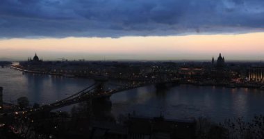 Tuna'da Chain Bridge ile gün batımında Budapeşte havadan görünümü