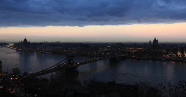 Tuna'da Chain Bridge ile gün batımında Budapeşte havadan görünümü — Stok video